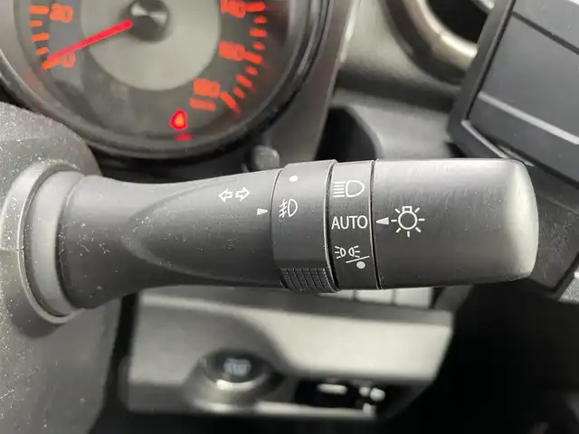 スズキ ジムニー シエラ JC 滋賀県 2023(令5)年 1.2万km ミディアムグレー ５MT/社外ルーフラック/社外ハイマウントストップランプ/社外ボンネットガード/社外リアラダー/積込夏タイヤ/６．８インチディスプレイオーディオ/（FM/AM/CD/iPod）/バックカメラ/前後ドライブレコーダー/ETC/衝突軽減ブレーキ/横滑り防止装置/レーンキープアシスト/ダウンヒルコントロール/運転席・助手席シートヒーター/運転席・助手席ドリンクホルダー/電動格納ミラー/アイドリングストップ/ステアリングスイッチ/オートライト/LEDヘッドライト/フロントフォグ/ヘッドライトウォッシャー/フルオートエアコン/ミラーヒーター/拡張シガーソケット/プッシュスタート/スマートキー/スペアキー/純正ドアバイザー