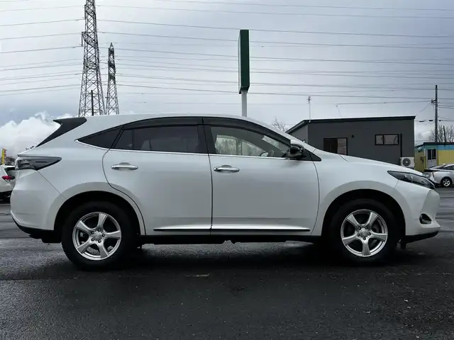 トヨタ ハリアー プレミアム 道央・札幌 2014(平26)年 5.8万km ホワイトパールクリスタルシャイン ４WD/寒冷地仕様/純正SDナビ/AM/FM/BT/SD/CD/ワンセグ/衝突被害軽減ブレーキ/横滑り防止装置/クルーズコントロール/レーンキープアシスト/バックカメラ/ビルトインETC/アイドリングストップ/ワイパーデアイサー/ECOMODE/PWRMODE/パワーバックドア/D席パワーシート/革巻きウッドコンビステアリング/自動防眩ミラー/MTモード付AT/レーダー探知機/プッシュスタート/スマートキー/LEDヘッドライト/オートライト/オートマチックハイビーム/フォグランプ/電動格納ミラー/ウィンカーミラー/純正フロアマット/ドアバイザー/スペアキー/純正エンジンスターター/純正AW付夏タイヤ積込/235/55/R18/2014年/山4mm