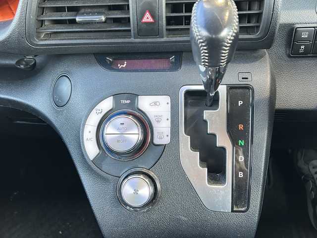 トヨタ シエンタ ハイブリッド G 静岡県 2016(平28)年 8.9万km ブラックマイカ 純正ナビ/・FM/AM/・CD/DVD/・TV/・SD録音/・Bluetooth/主要装備/・バックカメラ/・両側パワースライドドア/・ＥＴＣ/・ステアリングリモコン/・プッシュスタート/・オートエアコン/・横滑り防止装置/・純正ホイールキャップ/・ハロゲンヘッドライト/・純正フロアマット/・マニュアルレベリング