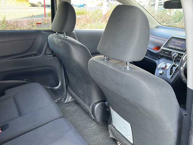 トヨタ シエンタ ハイブリッド G 静岡県 2016(平28)年 8.9万km ブラックマイカ 純正ナビ/・FM/AM/・CD/DVD/・TV/・SD録音/・Bluetooth/主要装備/・バックカメラ/・両側パワースライドドア/・ＥＴＣ/・ステアリングリモコン/・プッシュスタート/・オートエアコン/・横滑り防止装置/・純正ホイールキャップ/・ハロゲンヘッドライト/・純正フロアマット/・マニュアルレベリング