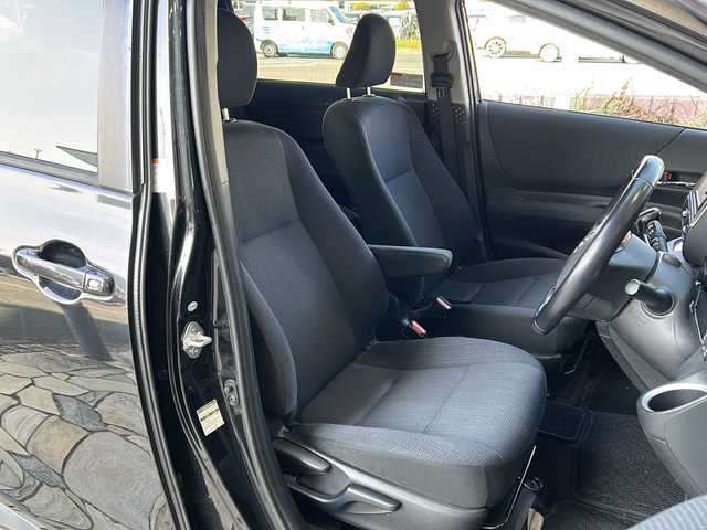 トヨタ シエンタ ハイブリッド G 静岡県 2016(平28)年 8.9万km ブラックマイカ 純正ナビ/・FM/AM/・CD/DVD/・TV/・SD録音/・Bluetooth/主要装備/・バックカメラ/・両側パワースライドドア/・ＥＴＣ/・ステアリングリモコン/・プッシュスタート/・オートエアコン/・横滑り防止装置/・純正ホイールキャップ/・ハロゲンヘッドライト/・純正フロアマット/・マニュアルレベリング