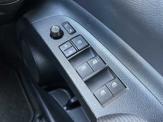 トヨタ シエンタ ハイブリッド G 静岡県 2016(平28)年 8.9万km ブラックマイカ 純正ナビ/・FM/AM/・CD/DVD/・TV/・SD録音/・Bluetooth/主要装備/・バックカメラ/・両側パワースライドドア/・ＥＴＣ/・ステアリングリモコン/・プッシュスタート/・オートエアコン/・横滑り防止装置/・純正ホイールキャップ/・ハロゲンヘッドライト/・純正フロアマット/・マニュアルレベリング