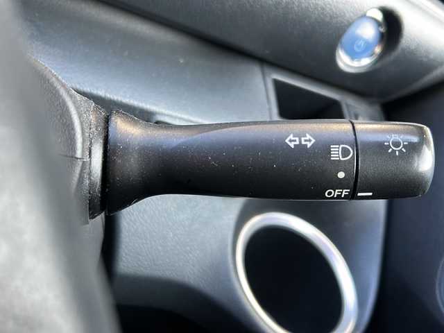 トヨタ シエンタ ハイブリッド G 静岡県 2016(平28)年 8.9万km ブラックマイカ 純正ナビ/・FM/AM/・CD/DVD/・TV/・SD録音/・Bluetooth/主要装備/・バックカメラ/・両側パワースライドドア/・ＥＴＣ/・ステアリングリモコン/・プッシュスタート/・オートエアコン/・横滑り防止装置/・純正ホイールキャップ/・ハロゲンヘッドライト/・純正フロアマット/・マニュアルレベリング