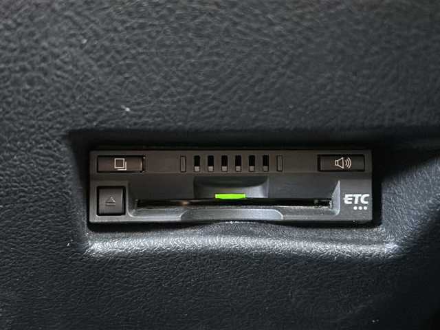 トヨタ シエンタ ハイブリッド G 静岡県 2016(平28)年 8.9万km ブラックマイカ 純正ナビ/・FM/AM/・CD/DVD/・TV/・SD録音/・Bluetooth/主要装備/・バックカメラ/・両側パワースライドドア/・ＥＴＣ/・ステアリングリモコン/・プッシュスタート/・オートエアコン/・横滑り防止装置/・純正ホイールキャップ/・ハロゲンヘッドライト/・純正フロアマット/・マニュアルレベリング