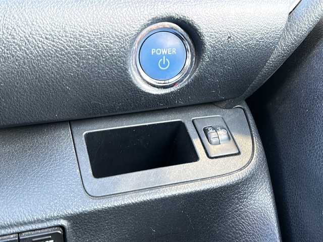 トヨタ シエンタ ハイブリッド G 静岡県 2016(平28)年 8.9万km ブラックマイカ 純正ナビ/・FM/AM/・CD/DVD/・TV/・SD録音/・Bluetooth/主要装備/・バックカメラ/・両側パワースライドドア/・ＥＴＣ/・ステアリングリモコン/・プッシュスタート/・オートエアコン/・横滑り防止装置/・純正ホイールキャップ/・ハロゲンヘッドライト/・純正フロアマット/・マニュアルレベリング