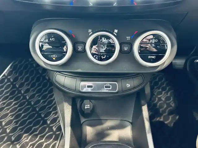 フィアット フィアット ５００Ｘ クラブ 大阪府 2023(令5)年 1.7万km 白 純正ディスプレイオーディオ/applecarplay/バックカメラ/ACC/純正17インチAW/LEDヘッドライト/ブラインドスポット/クリアランスソナー/スマートキー/ETC/ドラレコ