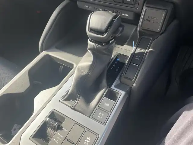 トヨタ ランドクルーザー ２５０ VX 滋賀県 2024(令6)年 2万km プラチナホワイトパールマイカ ワンオーナー/モデリスタパッケージ/・フロントバンパーガード/・フロントアンダーカバー/・リヤバンパーガーニッシュ/・シグネチャーイルミブレード/・オーバーフェンダー/・リヤバンパーステップガード/・リヤスポイラー/モデリスタ20インチAW/サンルーフ/純正12.3インチナビ/(AM/FM/BT/フルセグＴＶ）/デジタルインナーミラー/ブラインドスポットモニター/パノラミックビューモニター/黒革シート/パワーバックドア/コーナーセンサー/シートヒーター/シートベンチレーション/パワーシート/純正18インチＡＷ（ガレージ保管）/トヨタセーフティセンス/・プリクラッシュセーフティ/・レーントレーシングアシスト/・オートマチックハイビーム/・レーダークルーズコントロール/ルーフレール/横滑り防止装置/革巻きステアリング/ステアリングスイッチ/純正フロアマット/純正ドアバイザー/電格ウインカーミラー