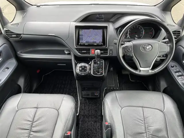 トヨタ ヴォクシー ZS 煌Ⅱ 道東・釧路十勝 2016(平28)年 5.5万km ホワイトパールクリスタルシャイン 4WD/ワンオーナー/寒冷地仕様車/Toyota Ssrty Sense C/・PCS(プリクラッシュセーフティシステム)/・LDA(レーンディパーチャーアラート)/・オートマチックハイビーム/・先行車発進告知機能/TRDフルエアロ/ (フロント/サイド/リア/リアアンダー)/社外メモリナビ/ (CD/DVD/BT)/フルセグTV/バックカメラ/ビルトインETC/社外ドライブレコーダー/両側パワースライドドア/革巻きステアリング/ステアリングスイッチ/クルーズコントロール/プッシュスタート/スマートキー/スペアキー/純正16インチAW/社外16インチAW付スタッドレスタイヤ積込/オートライト/純正LEDヘッドライト/フォグランプ/ウインカーミラー/電動格納ミラー/純正ドアバイザー/純正フロアマット/アイドリングストップ/横滑り防止装置/ナビ取扱説明書/取扱説明書/保証書