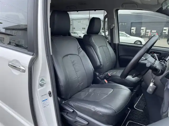 トヨタ ヴォクシー ZS 煌Ⅱ 道東・釧路十勝 2016(平28)年 5.5万km ホワイトパールクリスタルシャイン 4WD/ワンオーナー/寒冷地仕様車/Toyota Ssrty Sense C/・PCS(プリクラッシュセーフティシステム)/・LDA(レーンディパーチャーアラート)/・オートマチックハイビーム/・先行車発進告知機能/TRDフルエアロ/ (フロント/サイド/リア/リアアンダー)/社外メモリナビ/ (CD/DVD/BT)/フルセグTV/バックカメラ/ビルトインETC/社外ドライブレコーダー/両側パワースライドドア/革巻きステアリング/ステアリングスイッチ/クルーズコントロール/プッシュスタート/スマートキー/スペアキー/純正16インチAW/社外16インチAW付スタッドレスタイヤ積込/オートライト/純正LEDヘッドライト/フォグランプ/ウインカーミラー/電動格納ミラー/純正ドアバイザー/純正フロアマット/アイドリングストップ/横滑り防止装置/ナビ取扱説明書/取扱説明書/保証書