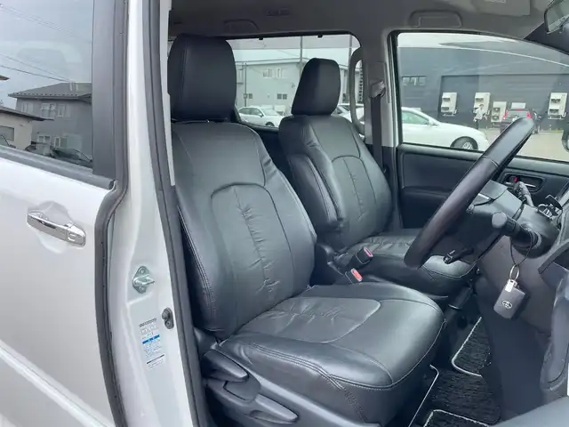 トヨタ ヴォクシー ZS 煌Ⅱ 道東・釧路十勝 2016(平28)年 5.5万km ホワイトパールクリスタルシャイン 4WD/ワンオーナー/寒冷地仕様車/Toyota Ssrty Sense C/・PCS(プリクラッシュセーフティシステム)/・LDA(レーンディパーチャーアラート)/・オートマチックハイビーム/・先行車発進告知機能/TRDフルエアロ/ (フロント/サイド/リア/リアアンダー)/社外メモリナビ/ (CD/DVD/BT)/フルセグTV/バックカメラ/ビルトインETC/社外ドライブレコーダー/両側パワースライドドア/革巻きステアリング/ステアリングスイッチ/クルーズコントロール/プッシュスタート/スマートキー/スペアキー/純正16インチAW/社外16インチAW付スタッドレスタイヤ積込/オートライト/純正LEDヘッドライト/フォグランプ/ウインカーミラー/電動格納ミラー/純正ドアバイザー/純正フロアマット/アイドリングストップ/横滑り防止装置/ナビ取扱説明書/取扱説明書/保証書