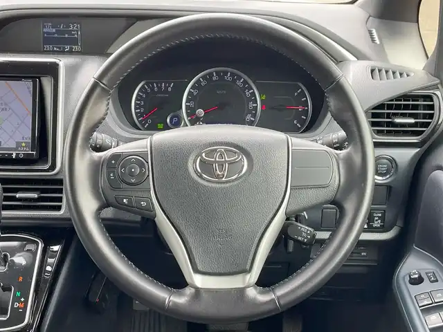 トヨタ ヴォクシー ZS 煌Ⅱ 道東・釧路十勝 2016(平28)年 5.5万km ホワイトパールクリスタルシャイン 4WD/ワンオーナー/寒冷地仕様車/Toyota Ssrty Sense C/・PCS(プリクラッシュセーフティシステム)/・LDA(レーンディパーチャーアラート)/・オートマチックハイビーム/・先行車発進告知機能/TRDフルエアロ/ (フロント/サイド/リア/リアアンダー)/社外メモリナビ/ (CD/DVD/BT)/フルセグTV/バックカメラ/ビルトインETC/社外ドライブレコーダー/両側パワースライドドア/革巻きステアリング/ステアリングスイッチ/クルーズコントロール/プッシュスタート/スマートキー/スペアキー/純正16インチAW/社外16インチAW付スタッドレスタイヤ積込/オートライト/純正LEDヘッドライト/フォグランプ/ウインカーミラー/電動格納ミラー/純正ドアバイザー/純正フロアマット/アイドリングストップ/横滑り防止装置/ナビ取扱説明書/取扱説明書/保証書
