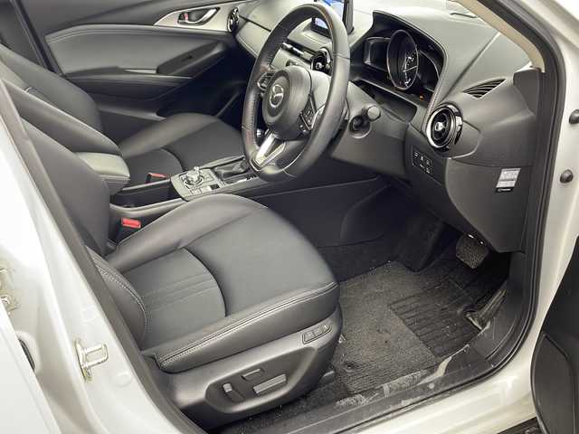 マツダ ＣＸ－３ XDプロアクティブSパッケージ 兵庫県 2018(平30)年 4.2万km セラミックM ・純正SDナビ/・CD/DVD/BT/USB/AUX/・フルセグTV/・衝突軽減システム/・横滑り防止装置/・レーンキープアシスト/・クリアランスソナー/・前後コーナーセンサー/・アラウンドビューモニター/・電動パーキングブレーキ/・オートホールド/・レーダークルーズコントロール/・パドルシフト/・LEDオートライト/・オートマチックハイビーム/・HUD/・BSM/・４WD/・シートヒーター（運転席＋助手席）/・パワーシート（運転席）/・メモリーシート（運転席）/・ステアリングヒーター/・ハーフレザー/・革巻きステアリング/・ETC/・スマートキー/・プッシュスタート/・純正１８インチアルミホイール/・純正フロアマット