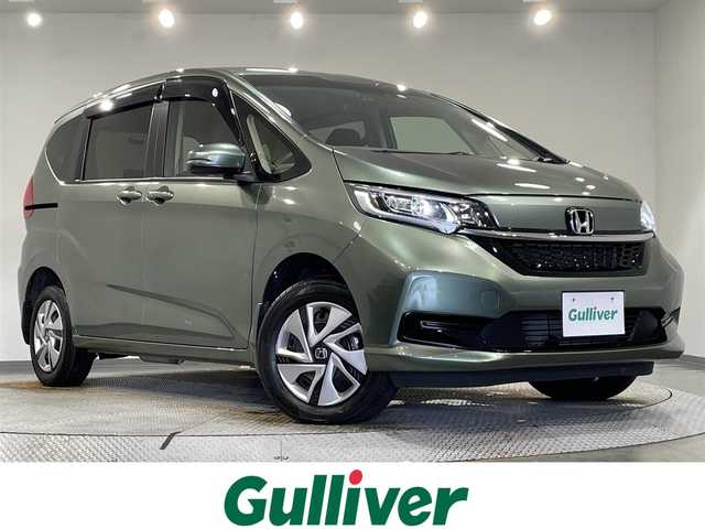 ホンダ フリード＋ ハイブリット G 愛知県 2023(令5)年 2.2万km シルバーミストグリーンM 純正ナビ　/（CD・DVD再生/FM/AM/フルセグTV/iPod/SD)/ホンダセンシング　/　　-衝突軽減ブレーキ　/　　-誤発進抑制機能/　　-アダプティブクルーズコントロール　/　　-路外逸脱抑制機能　/　　-車線維持支援システム/　　-先行車発進お知らせ/　　-標識認識機能/両側パワースライドドア　/シートヒーター　/ビルトインＥＴＣ　/バックカメラ　/前後ドライブレコーダー　/パーキングセンサー　/ＬＥＤヘッドライト/ウインドシールドデアイサー/純正フロアマット/後席サンバイザー/プッシュスタート/　　-スマートキー