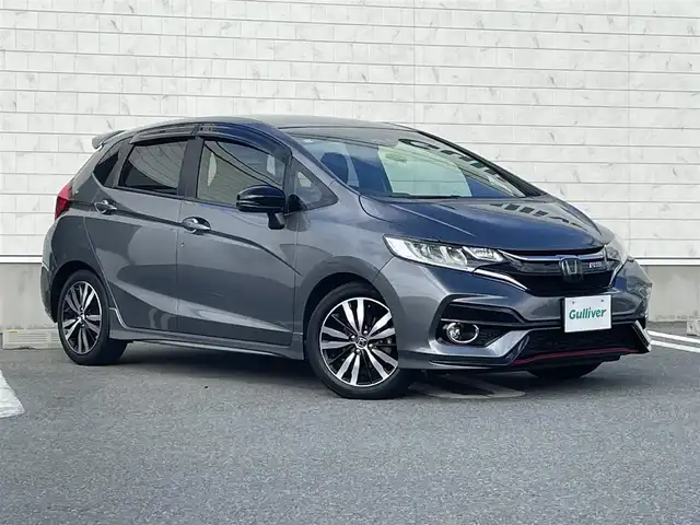 ホンダ フィット RS ホンダセンシング 山形県 2017(平29)年 6.1万km シャイニンググレーM ワンオーナ/衝突軽減ブレーキ/レーダークルーズコントロール/レーンキープアシスト/純正ディスプレイオーディオ（ワンセグ/CD/USB）/バックカメラ/社外前後ドライブレコーダー/革巻きステアリング/パドルシフト/ステアリングスイッチ/ビルトインETC/LEDヘッドライト/フォグランプ/ウィンカーミラー/アイドリングストップ/フロアマット/ドアバイザー/保証書/取扱説明書/社外AW付きスタッドレス積み込み（2016年製5分山）