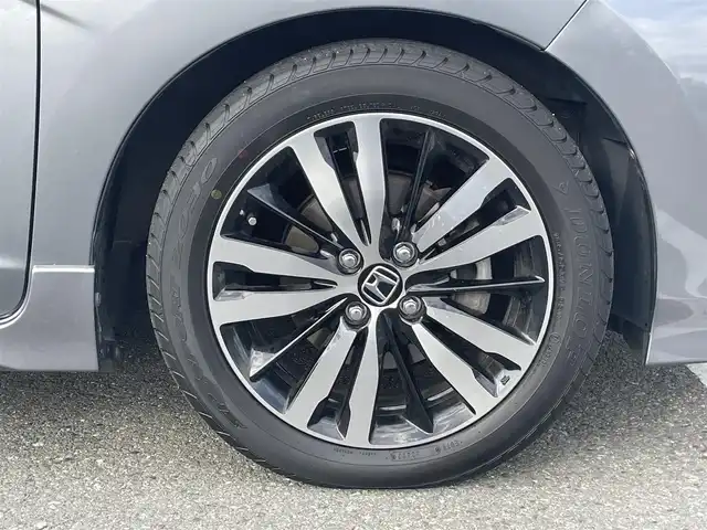 ホンダ フィット RS ホンダセンシング 山形県 2017(平29)年 6.1万km シャイニンググレーM ワンオーナ/衝突軽減ブレーキ/レーダークルーズコントロール/レーンキープアシスト/純正ディスプレイオーディオ（ワンセグ/CD/USB）/バックカメラ/社外前後ドライブレコーダー/革巻きステアリング/パドルシフト/ステアリングスイッチ/ビルトインETC/LEDヘッドライト/フォグランプ/ウィンカーミラー/アイドリングストップ/フロアマット/ドアバイザー/保証書/取扱説明書/社外AW付きスタッドレス積み込み（2016年製5分山）
