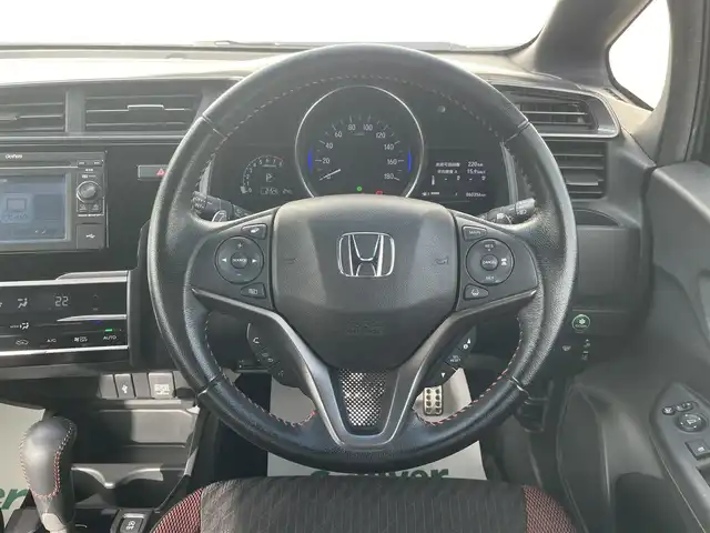 ホンダ フィット RS ホンダセンシング 山形県 2017(平29)年 6.1万km シャイニンググレーM ワンオーナ/衝突軽減ブレーキ/レーダークルーズコントロール/レーンキープアシスト/純正ディスプレイオーディオ（ワンセグ/CD/USB）/バックカメラ/社外前後ドライブレコーダー/革巻きステアリング/パドルシフト/ステアリングスイッチ/ビルトインETC/LEDヘッドライト/フォグランプ/ウィンカーミラー/アイドリングストップ/フロアマット/ドアバイザー/保証書/取扱説明書/社外AW付きスタッドレス積み込み（2016年製5分山）