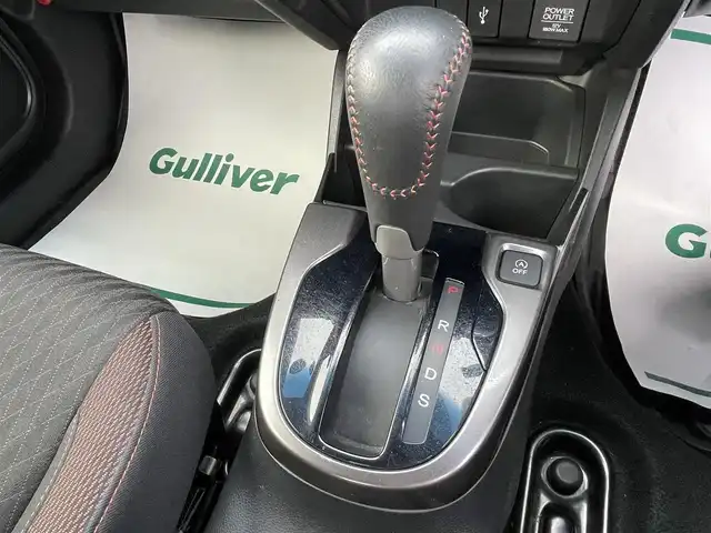 ホンダ フィット RS ホンダセンシング 山形県 2017(平29)年 6.1万km シャイニンググレーM ワンオーナ/衝突軽減ブレーキ/レーダークルーズコントロール/レーンキープアシスト/純正ディスプレイオーディオ（ワンセグ/CD/USB）/バックカメラ/社外前後ドライブレコーダー/革巻きステアリング/パドルシフト/ステアリングスイッチ/ビルトインETC/LEDヘッドライト/フォグランプ/ウィンカーミラー/アイドリングストップ/フロアマット/ドアバイザー/保証書/取扱説明書/社外AW付きスタッドレス積み込み（2016年製5分山）