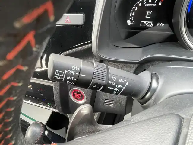 ホンダ フィット RS ホンダセンシング 山形県 2017(平29)年 6.1万km シャイニンググレーM ワンオーナ/衝突軽減ブレーキ/レーダークルーズコントロール/レーンキープアシスト/純正ディスプレイオーディオ（ワンセグ/CD/USB）/バックカメラ/社外前後ドライブレコーダー/革巻きステアリング/パドルシフト/ステアリングスイッチ/ビルトインETC/LEDヘッドライト/フォグランプ/ウィンカーミラー/アイドリングストップ/フロアマット/ドアバイザー/保証書/取扱説明書/社外AW付きスタッドレス積み込み（2016年製5分山）