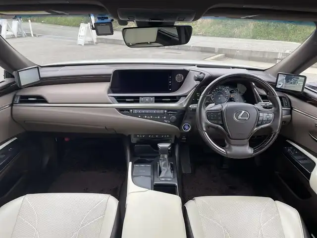 レクサス ＥＳ 300h バージョンL 富山県 2019(平31)年 6.2万km ソニッククォーツ サンルーフ/白革/パノラミックビューモニター/メーカーナビ/フルセグＴＶ/Bluetooth/ＤＶＤ再生/ビルトインＥＴＣ2.0/パワーバックドア/全席パワーシート/全席シートヒーター/前席エアシート/ステアリングヒーター/スマートキー/プッシュスタートエンジン/セーフティセンス/レーダークルーズコントロール/レーンキープアシスト/オートマチックハイビーム/ＡＣ１００Ｖ電源/ＭＴモード付ＡＴ/パドルシフト