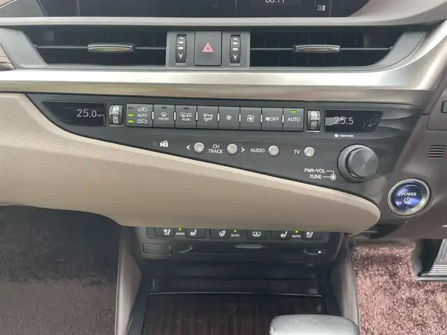レクサス ＥＳ 300h バージョンL 富山県 2019(平31)年 6.2万km ソニッククォーツ サンルーフ/白革/パノラミックビューモニター/メーカーナビ/フルセグＴＶ/Bluetooth/ＤＶＤ再生/ビルトインＥＴＣ2.0/パワーバックドア/全席パワーシート/全席シートヒーター/前席エアシート/ステアリングヒーター/スマートキー/プッシュスタートエンジン/セーフティセンス/レーダークルーズコントロール/レーンキープアシスト/オートマチックハイビーム/ＡＣ１００Ｖ電源/ＭＴモード付ＡＴ/パドルシフト