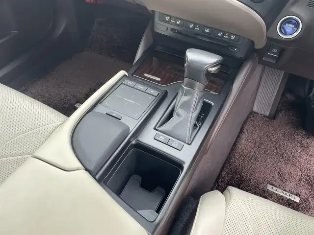 レクサス ＥＳ 300h バージョンL 富山県 2019(平31)年 6.2万km ソニッククォーツ サンルーフ/白革/パノラミックビューモニター/メーカーナビ/フルセグＴＶ/Bluetooth/ＤＶＤ再生/ビルトインＥＴＣ2.0/パワーバックドア/全席パワーシート/全席シートヒーター/前席エアシート/ステアリングヒーター/スマートキー/プッシュスタートエンジン/セーフティセンス/レーダークルーズコントロール/レーンキープアシスト/オートマチックハイビーム/ＡＣ１００Ｖ電源/ＭＴモード付ＡＴ/パドルシフト