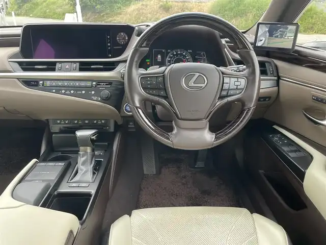 レクサス ＥＳ 300h バージョンL 富山県 2019(平31)年 6.2万km ソニッククォーツ サンルーフ/白革/パノラミックビューモニター/メーカーナビ/フルセグＴＶ/Bluetooth/ＤＶＤ再生/ビルトインＥＴＣ2.0/パワーバックドア/全席パワーシート/全席シートヒーター/前席エアシート/ステアリングヒーター/スマートキー/プッシュスタートエンジン/セーフティセンス/レーダークルーズコントロール/レーンキープアシスト/オートマチックハイビーム/ＡＣ１００Ｖ電源/ＭＴモード付ＡＴ/パドルシフト