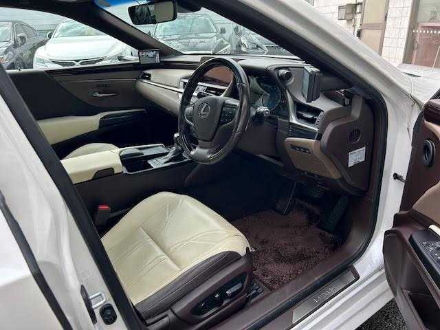 レクサス ＥＳ 300h バージョンL 埼玉県 2019(平31)年 6.2万km ソニッククォーツ サンルーフ/メーカーナビ/【CD/DVD/フルセグ/Bluetooth】/パノラミックビューモニター/ＥＴＣ/3眼LEDヘッドライト/パワーバックドア/パワーシート/シートヒーター/エアシート/ステアリングヒーター/レーダークルーズコントロール/デジタルアウターミラー/ブラインドスポットモニター/レーンキープアシスト/オートマチックハイビーム/ＡＣ１００Ｖ電源/ＭＴモード付ＡＴ/パドルシフト