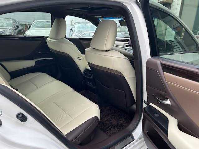 レクサス ＥＳ 300h バージョンL 埼玉県 2019(平31)年 6.2万km ソニッククォーツ サンルーフ/メーカーナビ/【CD/DVD/フルセグ/Bluetooth】/パノラミックビューモニター/ＥＴＣ/3眼LEDヘッドライト/パワーバックドア/パワーシート/シートヒーター/エアシート/ステアリングヒーター/レーダークルーズコントロール/デジタルアウターミラー/ブラインドスポットモニター/レーンキープアシスト/オートマチックハイビーム/ＡＣ１００Ｖ電源/ＭＴモード付ＡＴ/パドルシフト