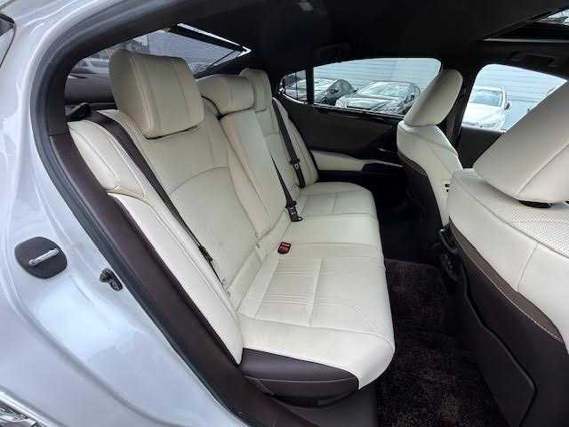 レクサス ＥＳ 300h バージョンL 埼玉県 2019(平31)年 6.2万km ソニッククォーツ サンルーフ/メーカーナビ/【CD/DVD/フルセグ/Bluetooth】/パノラミックビューモニター/ＥＴＣ/3眼LEDヘッドライト/パワーバックドア/パワーシート/シートヒーター/エアシート/ステアリングヒーター/レーダークルーズコントロール/デジタルアウターミラー/ブラインドスポットモニター/レーンキープアシスト/オートマチックハイビーム/ＡＣ１００Ｖ電源/ＭＴモード付ＡＴ/パドルシフト