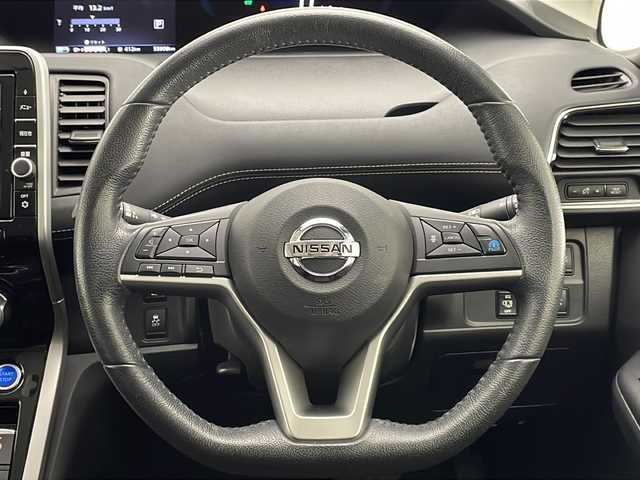 日産 セレナ e－パワー ハイウェイスター V 宮崎県 2018(平30)年 5.6万km アズライトブルー プロパイロット/エマ―ジェンシーブレーキ/LDW(車線逸脱警報）/LDP（車線逸脱防止支援）/速度標識表示/道路標識表示/インテリジェントパーキングアシスト/オートマチックハイビーム/コーナーセンサー/純正9インチSDナビ/フルセグTV/CD/DVD/Bluetooth/アラウンドビューモニター/純正後席フリップダウンモニター/両側パワースライドドア/ハンズフリーオートスライドドア/LEDヘッドライト/ビルトインETC/純正ドライブレコーダー（DJ4‐D）/保証書/取扱説明書