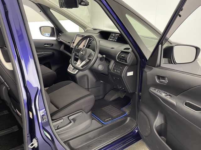 日産 セレナ e－パワー ハイウェイスター V 宮崎県 2018(平30)年 5.6万km アズライトブルー プロパイロット/エマ―ジェンシーブレーキ/LDW(車線逸脱警報）/LDP（車線逸脱防止支援）/速度標識表示/道路標識表示/インテリジェントパーキングアシスト/オートマチックハイビーム/コーナーセンサー/純正9インチSDナビ/フルセグTV/CD/DVD/Bluetooth/アラウンドビューモニター/純正後席フリップダウンモニター/両側パワースライドドア/ハンズフリーオートスライドドア/LEDヘッドライト/ビルトインETC/純正ドライブレコーダー（DJ4‐D）/保証書/取扱説明書