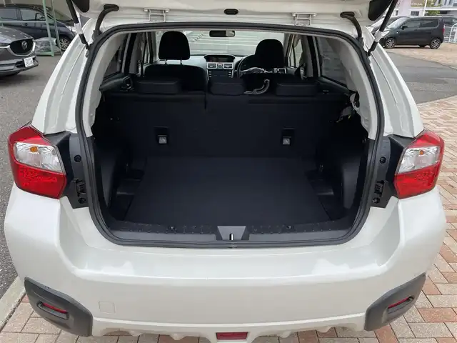 スバル インプレッサ ＸＶ 新潟県 2015(平27)年 10.1万km クリスタルホワイトP (株)IDOMが運営する【じしゃロン新潟店】の自社ローン専用車両になります。/こちらは現金またはオートローンご利用時の価格です。自社ローンご希望の方は別途その旨お申付け下さい/４WD/純正7インチSDナビ/アイサイト/フルセグTV視聴可能（走行中視聴不可）/CD/DVD/AM/FM再生可能/Bluetooth/USB接続可能/ETC/クルーズコントロール（追従走行可能）/パドルシフト/レーンキープアシスト/横滑り防止装置/パワーシート（D席＋N席）/バックカメラ/電動格納ウィンカーミラー/スマートキー/スペアキー