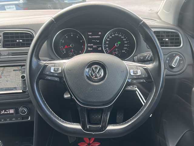 フォルクスワーゲン ポロ TSIコンフォートライン 沖縄県 2015(平27)年 5万km 赤 純正ナビ・ＴＶ・Bluetooth・CD・DVD/バックカメラ/ETC/リモコンキー/ウィンカードアミラー/純正アルミ/オートライト