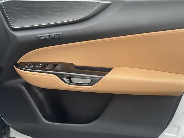 レクサス ＮＸ 250 バージョンL 神奈川県 2023(令5)年 1.6万km ソニッククォーツ ワンオーナー/サンルーフ/純正ナビ【BT/Miracast/フルセグTV】/全方位カメラ/AC100V/100W/ヘッドアップディスプレイ/パドルシフト/置くだけ充電/運転支援/・レーンディパーチャーアラート/・クリアランスソナー/・パーキングサポートブレーキ/・ブラインドスポットモニター/・安心降車アシスト/・リヤクロストラフィックアラート/・リヤカメラディテクション/・プロアクティブドライビングアシスト/・ロードサインアシスト/・レーダークルーズコントロール/電動パーキングブレーキ/オートブレーキホールド/アイドリングストップ/レザーシート(ヘーゼルカラー)/デジタルインナーミラー/前席パワーシート(D席メモリー機能付き)/電動リアゲート/オートマチックハイビーム/LEDオートライト/前後ドライブレコーダー/ビルトインETC2.0/カードキー×１/スペアキー×１/取扱説明書/新車時保証書