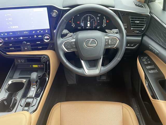 レクサス ＮＸ 250 バージョンL 神奈川県 2023(令5)年 1.6万km ソニッククォーツ ワンオーナー/サンルーフ/純正ナビ【BT/Miracast/フルセグTV】/全方位カメラ/AC100V/100W/ヘッドアップディスプレイ/パドルシフト/置くだけ充電/運転支援/・レーンディパーチャーアラート/・クリアランスソナー/・パーキングサポートブレーキ/・ブラインドスポットモニター/・安心降車アシスト/・リヤクロストラフィックアラート/・リヤカメラディテクション/・プロアクティブドライビングアシスト/・ロードサインアシスト/・レーダークルーズコントロール/電動パーキングブレーキ/オートブレーキホールド/アイドリングストップ/レザーシート(ヘーゼルカラー)/デジタルインナーミラー/前席パワーシート(D席メモリー機能付き)/電動リアゲート/オートマチックハイビーム/LEDオートライト/前後ドライブレコーダー/ビルトインETC2.0/カードキー×１/スペアキー×１/取扱説明書/新車時保証書