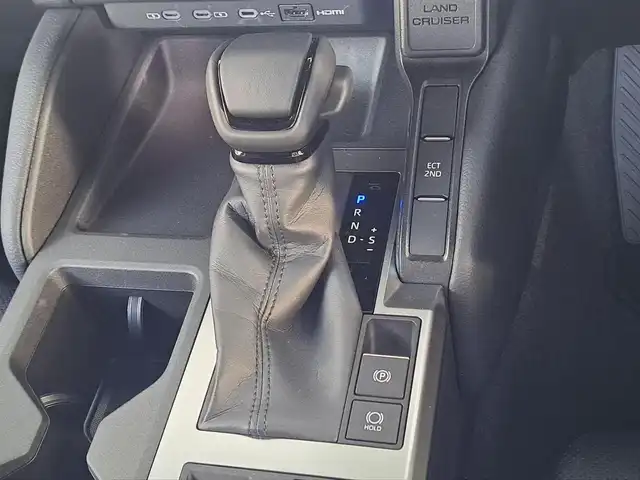 トヨタ ランドクルーザー ２５０ VX 大阪府 2024(令6)年 0.1万km プラチナホワイトパールマイカ /禁煙ワンオーナー//衝突被害軽減ブレーキ//サンルーフ/ルーフレール//純正12.3インチナビ機能付ディスプレイオーディオ//フルセグTV/BT/Miracast/HDMI/タイプC//全方位カメラ・バックカメラ//前後クリアランスソナー//ステアリングスイッチ//パワーバックドア//デジタルインナーミラー//レーンディパーチャーアラート//レーダークルーズコントロール//ブラインドスポットモニター//ビルトインETC2.0//DN席シートヒーター/エアシート//D席パワーシート//ステアリングヒーター//純正18AW//オートハイビーム