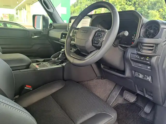 トヨタ ランドクルーザー ２５０ VX 大阪府 2024(令6)年 0.1万km プラチナホワイトパールマイカ /禁煙ワンオーナー//衝突被害軽減ブレーキ//サンルーフ/ルーフレール//純正12.3インチナビ機能付ディスプレイオーディオ//フルセグTV/BT/Miracast/HDMI/タイプC//全方位カメラ・バックカメラ//前後クリアランスソナー//ステアリングスイッチ//パワーバックドア//デジタルインナーミラー//レーンディパーチャーアラート//レーダークルーズコントロール//ブラインドスポットモニター//ビルトインETC2.0//DN席シートヒーター/エアシート//D席パワーシート//ステアリングヒーター//純正18AW//オートハイビーム