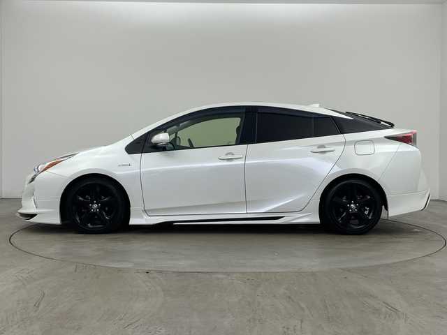 トヨタ プリウス S ツーリングセレクション 兵庫県 2016(平28)年 7.5万km ホワイトパールクリスタルシャイン ・社外9インチメモリナビ/・AM/FM/CD/DVD/HDMI/・Bluetooth接続/・フルセグTV/・ビルトインETC/・前後ドライブレコーダー/・モデリスタエアロ（F・S・R）/・前席シートヒーター/・革シート/・ステアリングスイッチ/・スマートキー/・LEDライト/・LEDフォグランプ/・プッシュスタート/・カーテンエアバック/・ローダウン/・純正フロアマット/・17インチ純正アルミホイール/・取扱説明書/・保証書/・スペアキー