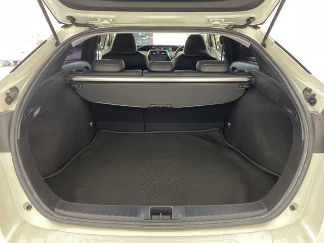 トヨタ プリウス S ツーリングセレクション 兵庫県 2016(平28)年 7.5万km ホワイトパールクリスタルシャイン ・社外9インチメモリナビ/・AM/FM/CD/DVD/HDMI/・Bluetooth接続/・フルセグTV/・ビルトインETC/・前後ドライブレコーダー/・モデリスタエアロ（F・S・R）/・前席シートヒーター/・革シート/・ステアリングスイッチ/・スマートキー/・LEDライト/・LEDフォグランプ/・プッシュスタート/・カーテンエアバック/・ローダウン/・純正フロアマット/・17インチ純正アルミホイール/・取扱説明書/・保証書/・スペアキー