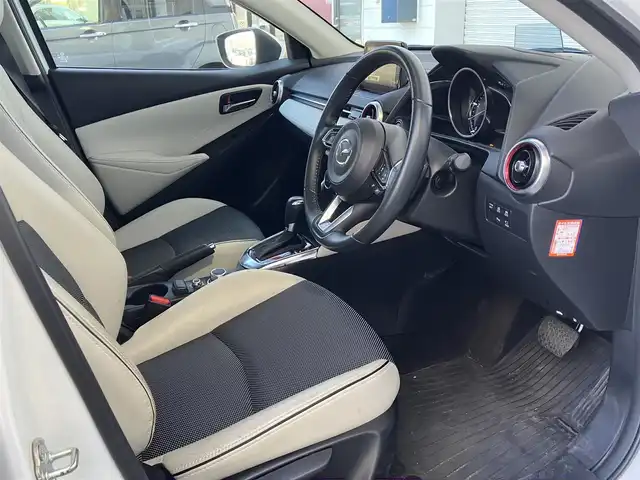 マツダ デミオ XD ツーリング Lパッケージ 高知県 2017(平29)年 2万km スノーフレイクホワイトパールマイカ 純正ナビ/Bluetooth接続/ETC/ターボ/ドライブレコーダー/全方位カメラ/純正フロアマット/純正16インチアルミホイール/フルセグテレビ/AAC/シートヒーター/横滑り防止装置/盗難防止装置/衝突被害軽減システム/LEDヘッドライト/AM/FM/本革巻きステアリング