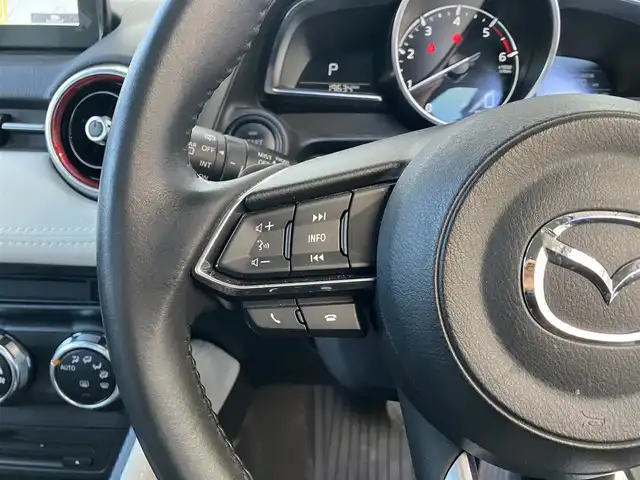 マツダ デミオ XD ツーリング Lパッケージ 高知県 2017(平29)年 2万km スノーフレイクホワイトパールマイカ 純正ナビ/Bluetooth接続/ETC/ターボ/ドライブレコーダー/全方位カメラ/純正フロアマット/純正16インチアルミホイール/フルセグテレビ/AAC/シートヒーター/横滑り防止装置/盗難防止装置/衝突被害軽減システム/LEDヘッドライト/AM/FM/本革巻きステアリング