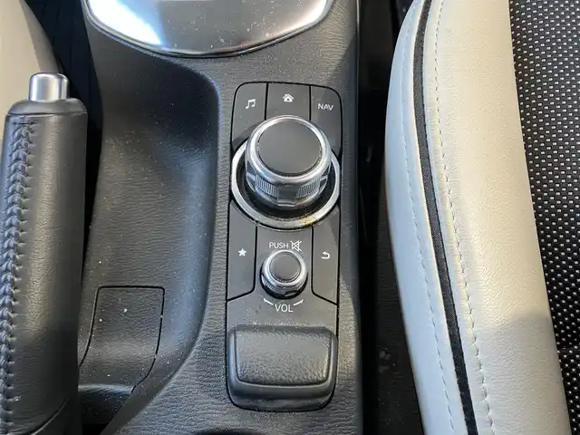 マツダ デミオ XD ツーリング Lパッケージ 高知県 2017(平29)年 2万km スノーフレイクホワイトパールマイカ 純正ナビ/Bluetooth接続/ETC/ターボ/ドライブレコーダー/全方位カメラ/純正フロアマット/純正16インチアルミホイール/フルセグテレビ/AAC/シートヒーター/横滑り防止装置/盗難防止装置/衝突被害軽減システム/LEDヘッドライト/AM/FM/本革巻きステアリング