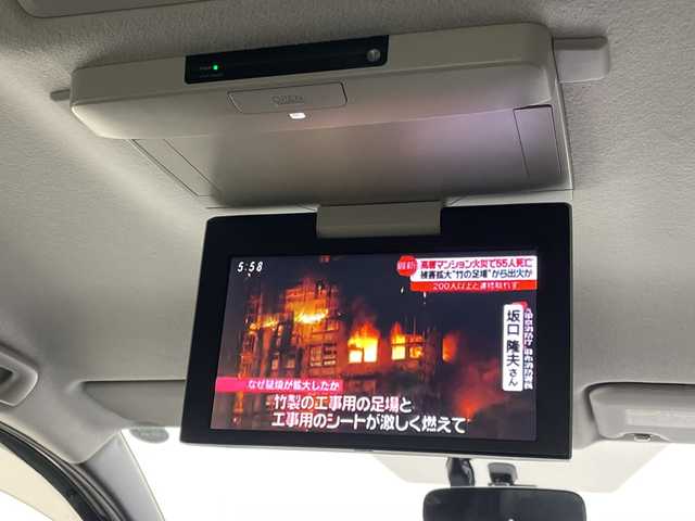 トヨタ エスクァイア ハイブリッド Gi 愛媛県 2015(平27)年 6.6万km ブラック 純正フリップダウンモニター/純正９型ナビ/フルセグTV　Bluetooth　DVD再生/バックカメラ/クルーズコントロール/両側電動スライドドア/レザーシート/クルーズコントロール/ドライブレコーダー/ＥＴＣ/おくだけ充電/シートヒーター/ＬＥＤ