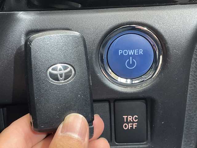 トヨタ エスクァイア ハイブリッド Gi 愛媛県 2015(平27)年 6.6万km ブラック 純正フリップダウンモニター/純正９型ナビ/フルセグTV　Bluetooth　DVD再生/バックカメラ/クルーズコントロール/両側電動スライドドア/レザーシート/クルーズコントロール/ドライブレコーダー/ＥＴＣ/おくだけ充電/シートヒーター/ＬＥＤ