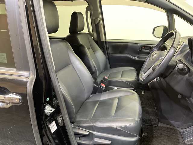 トヨタ エスクァイア ハイブリッド Gi 愛媛県 2015(平27)年 6.6万km ブラック 純正フリップダウンモニター/純正９型ナビ/フルセグTV　Bluetooth　DVD再生/バックカメラ/クルーズコントロール/両側電動スライドドア/レザーシート/クルーズコントロール/ドライブレコーダー/ＥＴＣ/おくだけ充電/シートヒーター/ＬＥＤ