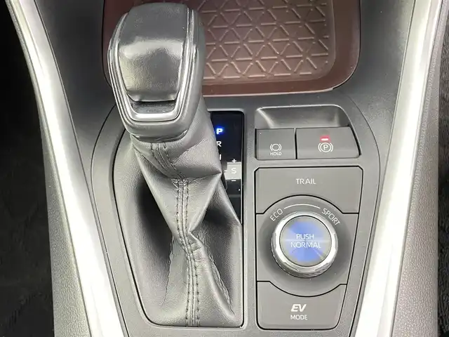トヨタ ＲＡＶ４ ハイブリッドG 千葉県 2020(令2)年 5.1万km アティチュードブラックマイカ 禁煙車/4WD/トヨタセーフティーセンス/・衝突軽減ブレーキ/・レーンキープアシスト/・追従クルーズコントロール/・横滑り防止装置/・オートハイビーム/・ブラインドスポットモニター/ムーンルーフ/純正9インチSDナビ/フルセグTV/Bluetooth/CD/DVD/SD/ビルトインETC2.0/パワーバックドア/白革シート/シートヒーター/ステアリングヒーター/ヒッチメンバー/純正１８インチアルミ/純正フロアマット・ドアバイザー/プッシュスタート/スマートキー/スペアキー
