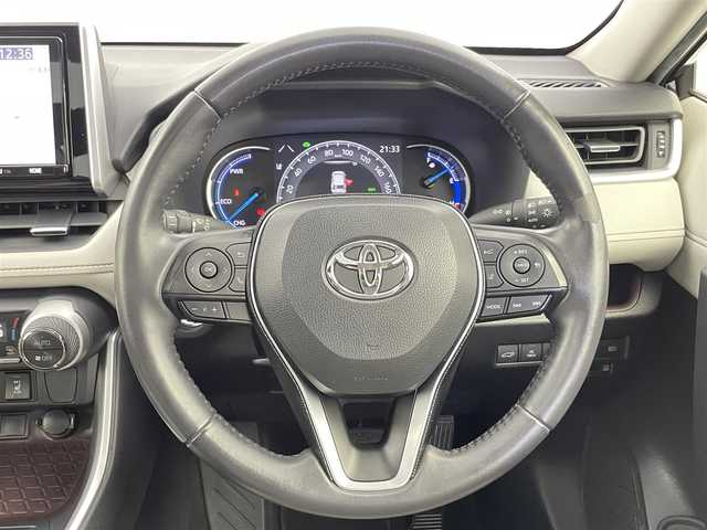 トヨタ ＲＡＶ４ ハイブリッドG 千葉県 2020(令2)年 5.1万km アティチュードブラックマイカ 禁煙車/4WD/トヨタセーフティーセンス/・衝突軽減ブレーキ/・レーンキープアシスト/・追従クルーズコントロール/・横滑り防止装置/・オートハイビーム/・ブラインドスポットモニター/ムーンルーフ/純正9インチSDナビ/フルセグTV/Bluetooth/CD/DVD/SD/ビルトインETC2.0/パワーバックドア/白革シート/シートヒーター/ステアリングヒーター/ヒッチメンバー/純正１８インチアルミ/純正フロアマット・ドアバイザー/プッシュスタート/スマートキー/スペアキー