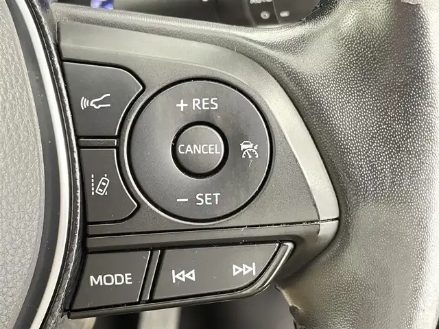 トヨタ ＲＡＶ４ ハイブリッドG 千葉県 2020(令2)年 5.1万km アティチュードブラックマイカ 禁煙車/4WD/トヨタセーフティーセンス/・衝突軽減ブレーキ/・レーンキープアシスト/・追従クルーズコントロール/・横滑り防止装置/・オートハイビーム/・ブラインドスポットモニター/ムーンルーフ/純正9インチSDナビ/フルセグTV/Bluetooth/CD/DVD/SD/ビルトインETC2.0/パワーバックドア/白革シート/シートヒーター/ステアリングヒーター/ヒッチメンバー/純正１８インチアルミ/純正フロアマット・ドアバイザー/プッシュスタート/スマートキー/スペアキー
