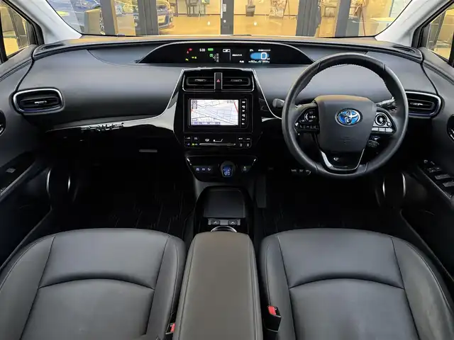トヨタ プリウス Sツーリングセレクション 栃木県 2019(令1)年 3.4万km ホワイトパールクリスタルシャイン TRDサイドカバー/TRDドアバイザー/シックスセンスバンパーガーニッシュ/純正SDナビ/Bluetoothオーディオ/DVD再生機能/バックカメラ/フルセグTV（走行中視聴可）/ステアリングリモコン/トヨタセーフティセンス/プリクラッシュ/LDA/レーダークルーズコントロール/ブラックレザーシート /前席シートヒーター/ビルトインETC2.0/前後ドライブレコーダー/純正18インチAW/ブラックアクセントピース/スマートキー×2
