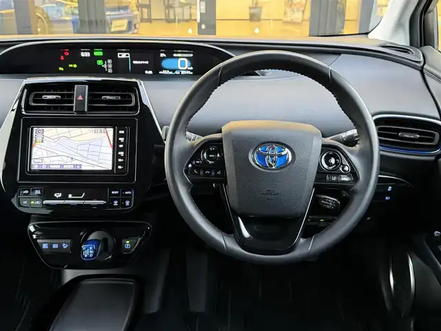 トヨタ プリウス Sツーリングセレクション 栃木県 2019(令1)年 3.4万km ホワイトパールクリスタルシャイン TRDサイドカバー/TRDドアバイザー/シックスセンスバンパーガーニッシュ/純正SDナビ/Bluetoothオーディオ/DVD再生機能/バックカメラ/フルセグTV（走行中視聴可）/ステアリングリモコン/トヨタセーフティセンス/プリクラッシュ/LDA/レーダークルーズコントロール/ブラックレザーシート /前席シートヒーター/ビルトインETC2.0/前後ドライブレコーダー/純正18インチAW/ブラックアクセントピース/スマートキー×2